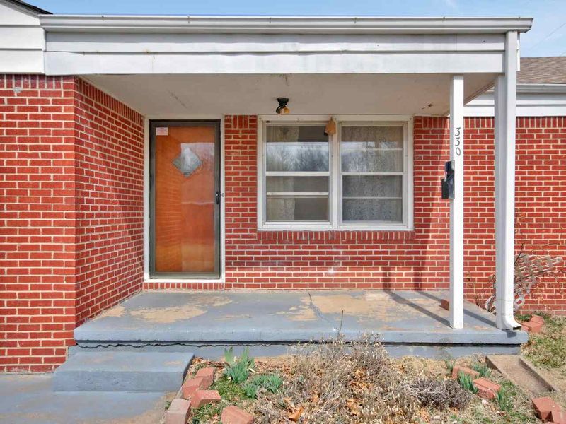 330 E Spencer Dr, Haysville, KS 67060