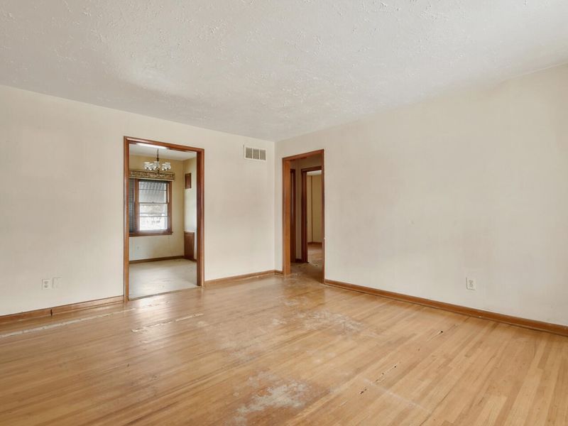 330 E Spencer Dr, Haysville, KS 67060