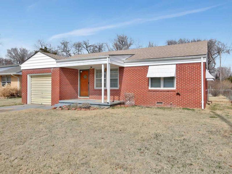 330 E Spencer Dr, Haysville, KS 67060