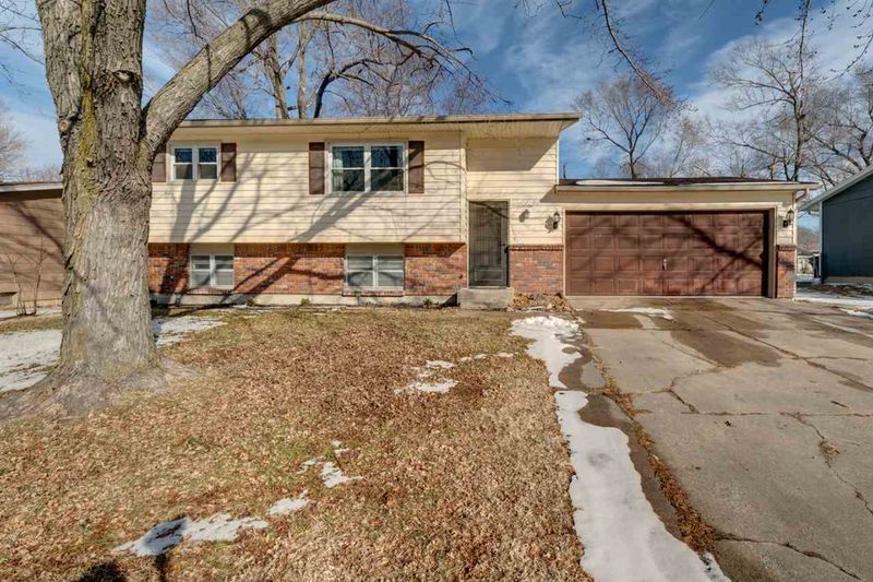 936 S Ash St, Newton, KS 67114