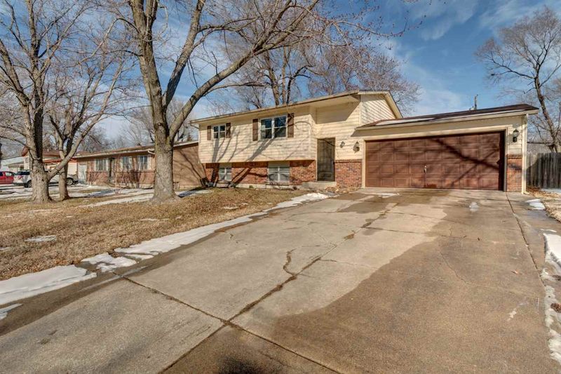 936 S Ash St, Newton, KS 67114