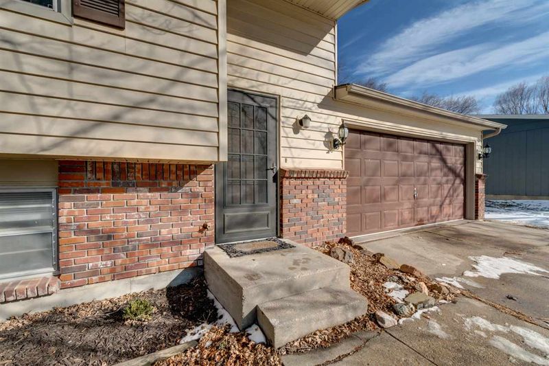 936 S Ash St, Newton, KS 67114