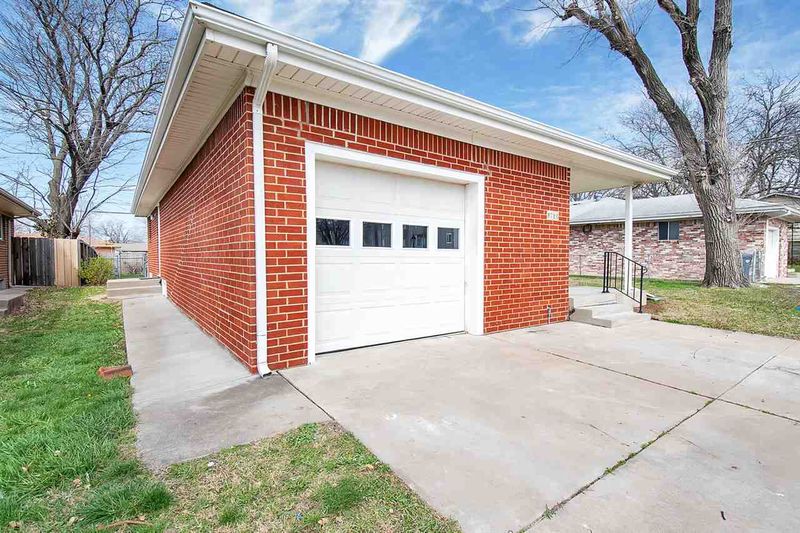 8022 E Grail St, Wichita, KS 67207