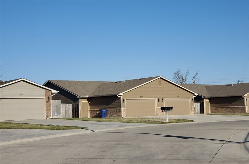 8792 E Chris Ct, Bel Aire, KS 67226