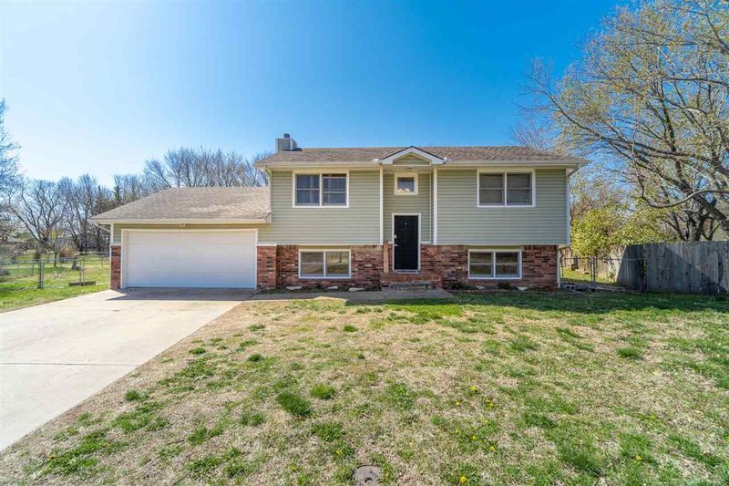 5 N Tradewind Ct, Valley Center, KS 67147