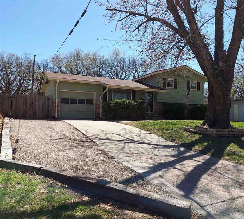 500 S Spring Creek Dr, Derby, KS 67037