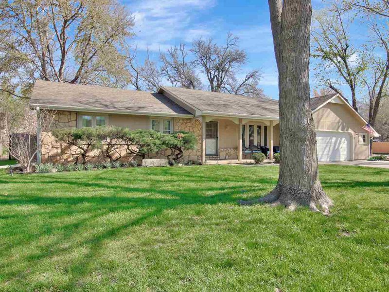 1100 E Oakwood Ct, Derby, KS 67037