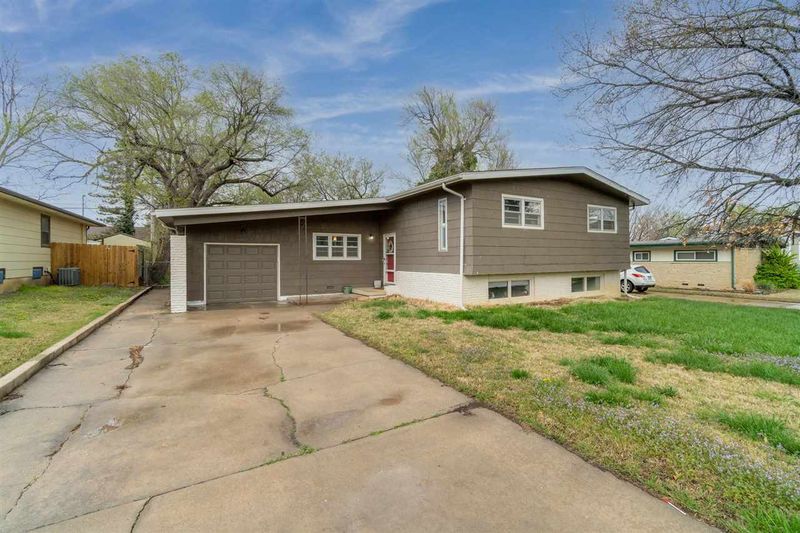 5800 E Flagstaff St, Bel Aire, KS 67220