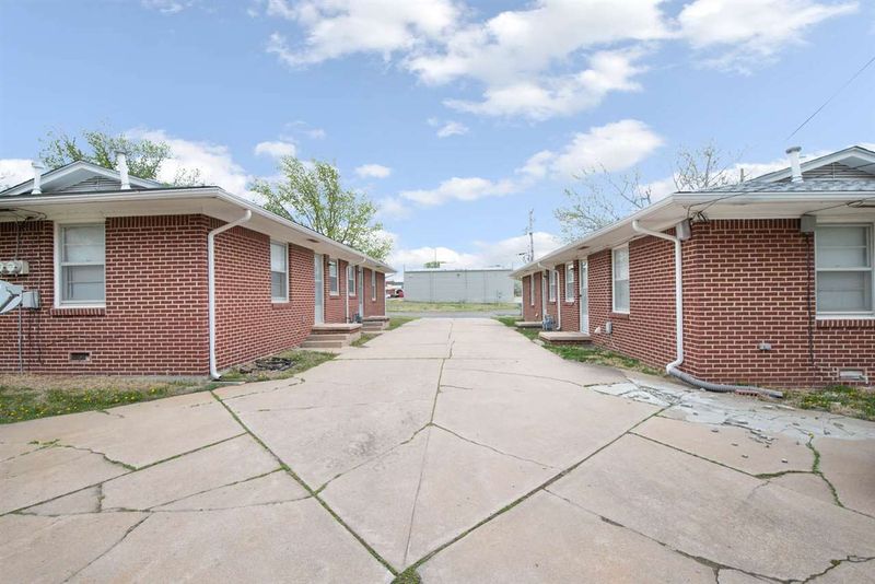 6216 E Lincoln St, Wichita, KS 67218