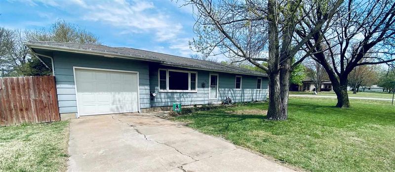 202 W 4th St, Douglass, KS 67039