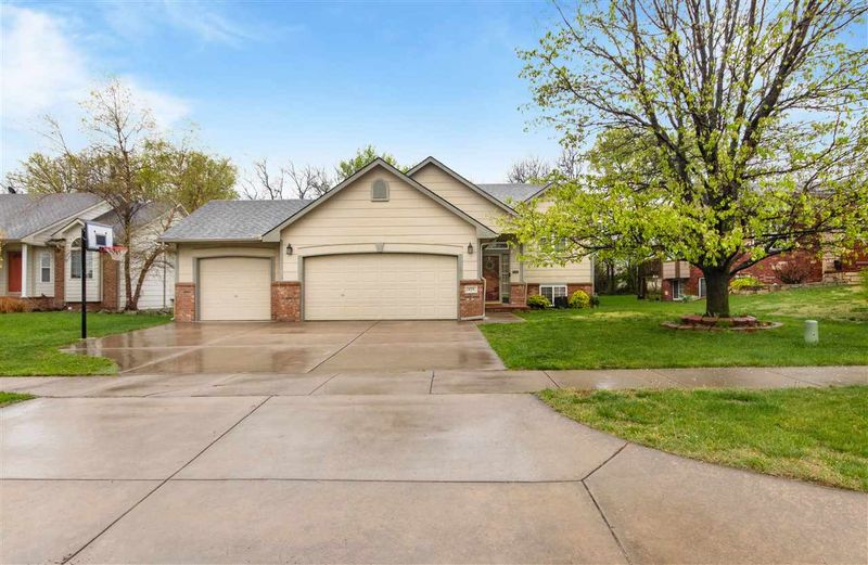 825 S Sunset Cir, Andover, KS 67002