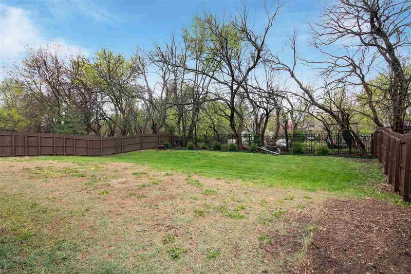825 S Sunset Cir, Andover, KS 67002