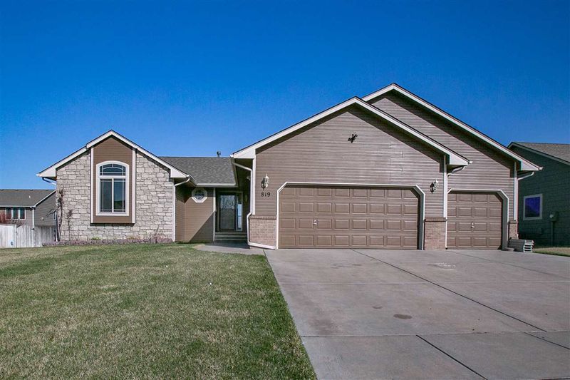 819 S Peckham Ct, Wichita, KS 67230