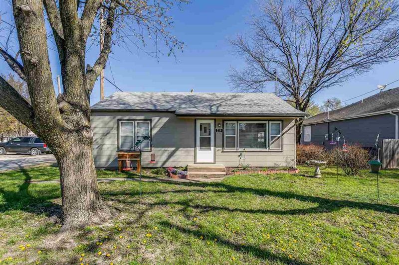 218 E 1st St, Douglass, KS 67039