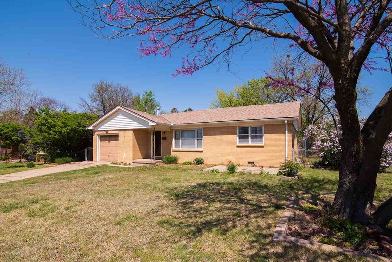 8338 E Gilbert St, Wichita, KS 67207-2418