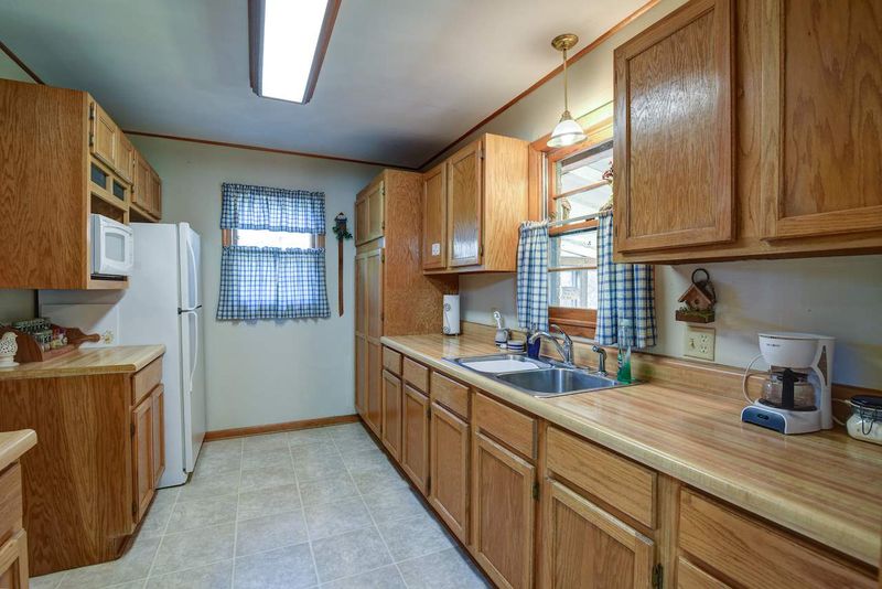 8338 E Gilbert St, Wichita, KS 67207-2418