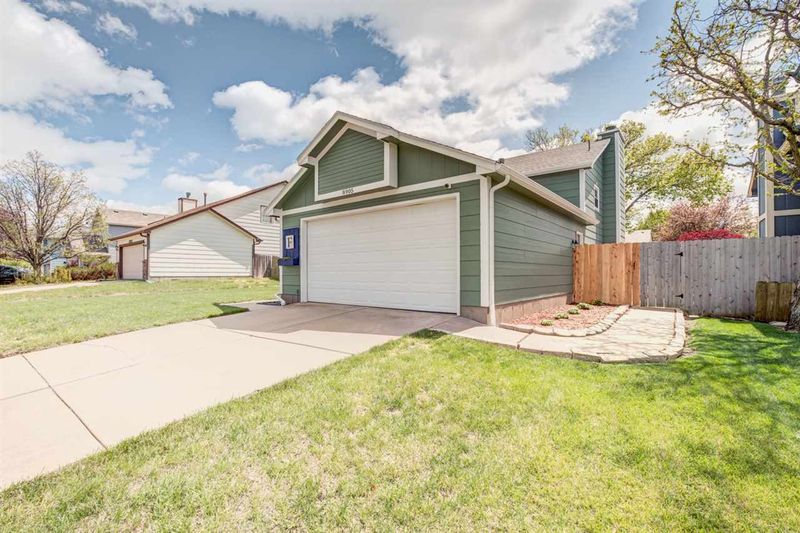 8905 E Cessna St, Wichita, KS 67210
