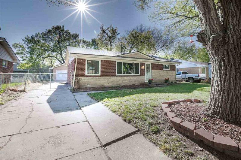 1150 N Lakeview Dr, Derby, KS 67037