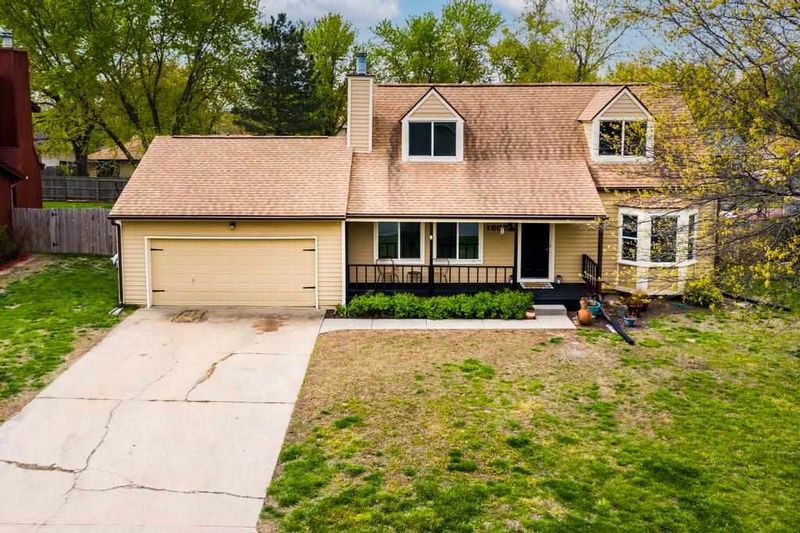 1607 E Cresthill Rd, Derby, KS 67037