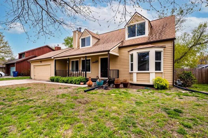 1607 E Cresthill Rd, Derby, KS 67037