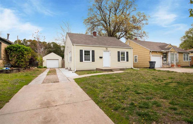 638 S Broadview Ave, Wichita, KS 67218