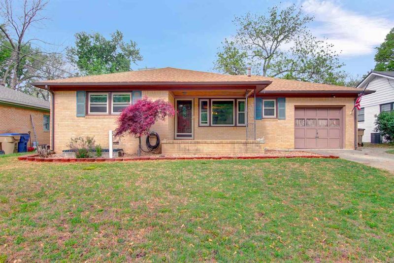 355 S Lakeview Dr, Derby, KS 67037