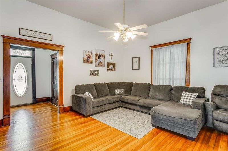 331 N Park Ave, Valley Center, KS 67147