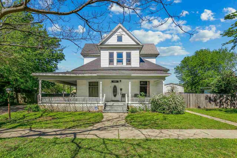331 N Park Ave, Valley Center, KS 67147