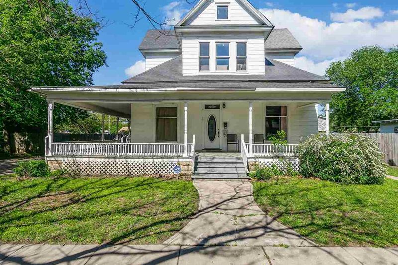 331 N Park Ave, Valley Center, KS 67147