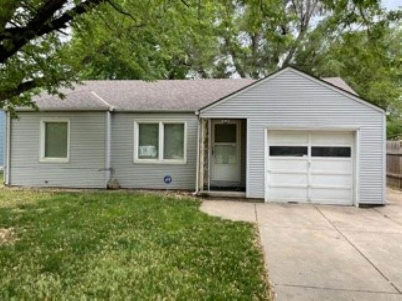 2557 S Washington Ave, Wichita, KS 67216
