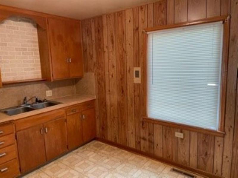 2557 S Washington Ave, Wichita, KS 67216