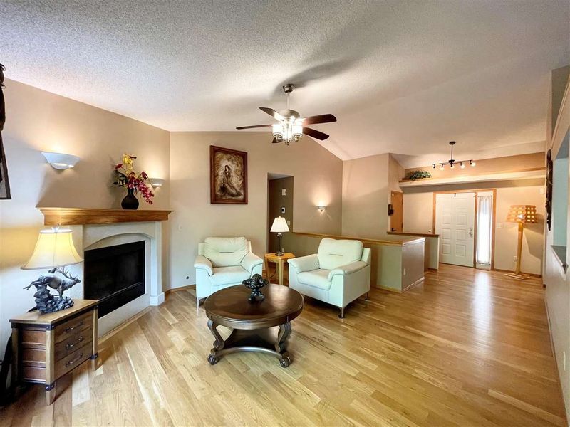 4867 E Willow Point Ct, Bel Aire, KS 67220