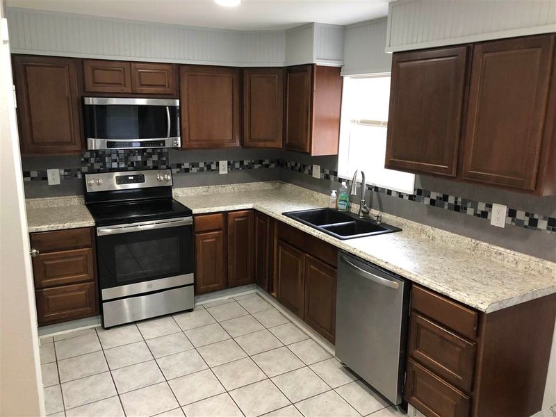 1057 N Westview Dr, Derby, KS 67037