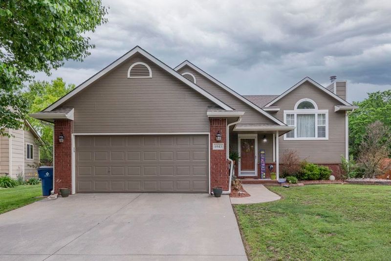 6943 E Perryton St, Bel Aire, KS 67226