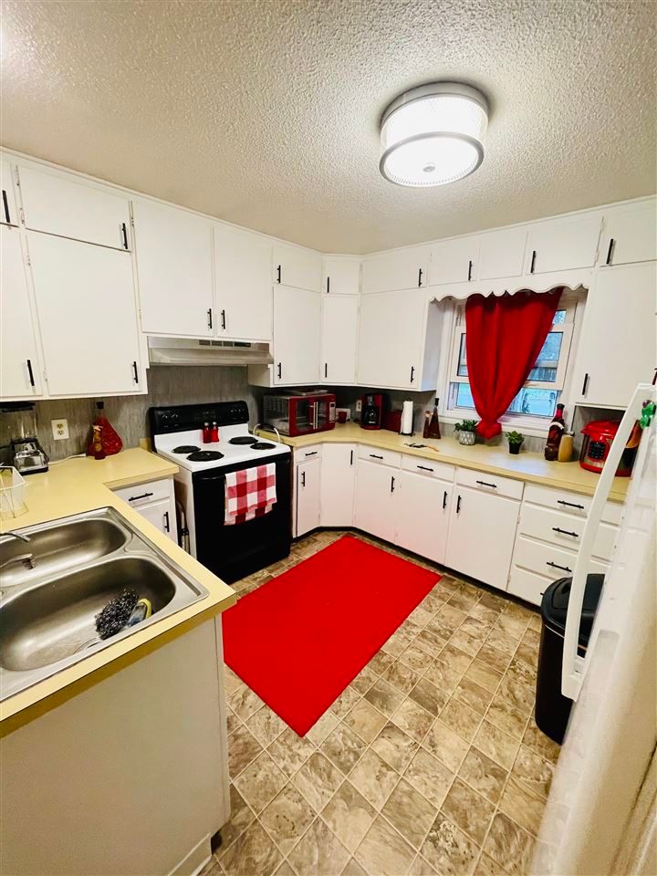 1617 Elizabeth St, Winfield, KS 67156