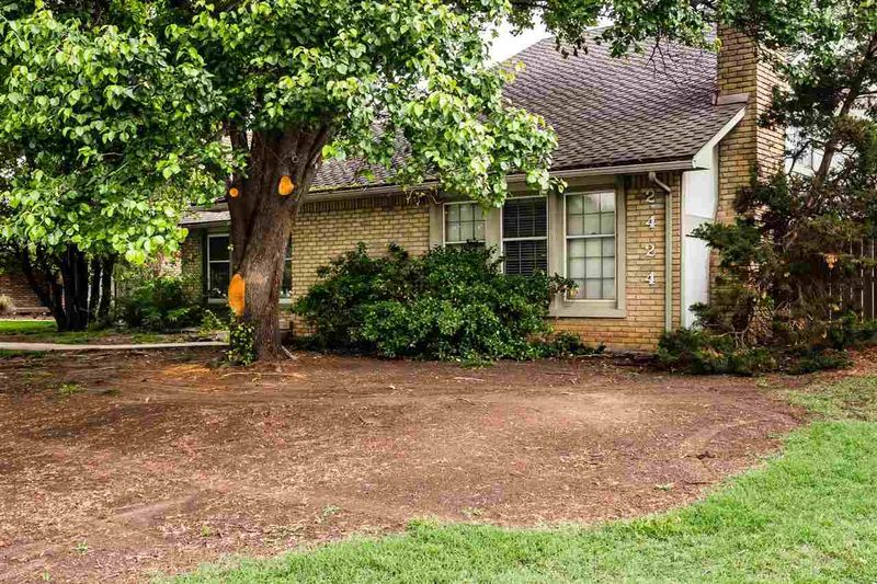 2424 N Walden Dr, Wichita, KS 67226