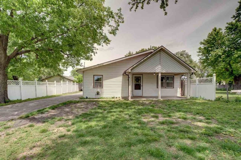 416 E 11th St, Newton, KS 67114