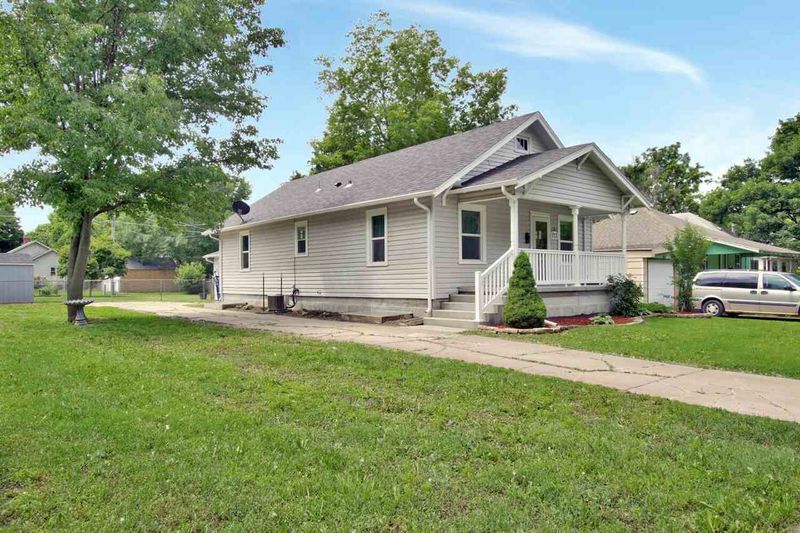 713 E 8th St, Newton, KS 67114