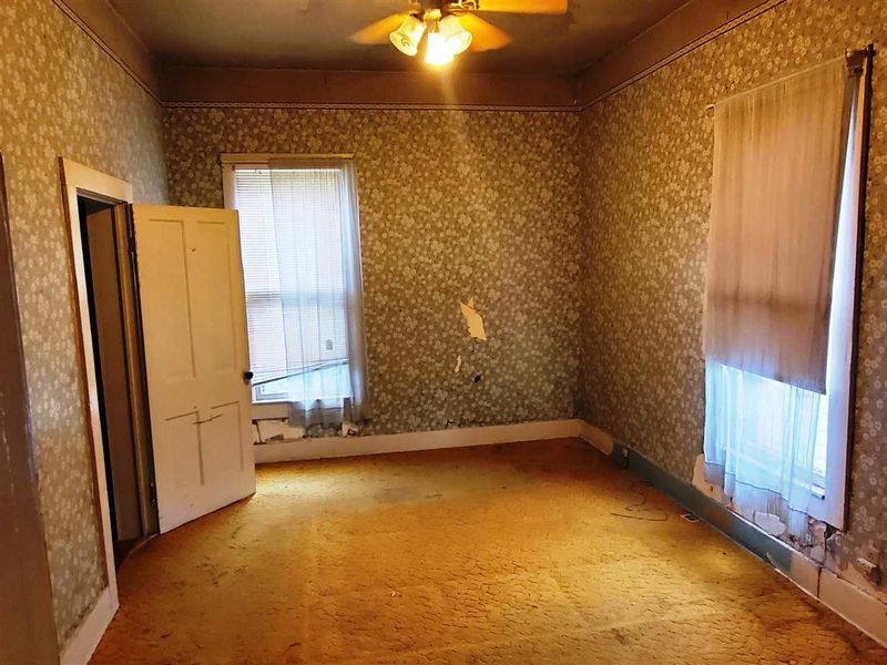 212 E 2nd St, Newton, KS 67114