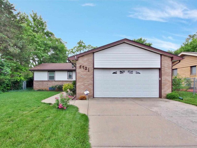 5731 E 45th St N, Bel Aire, KS 67220