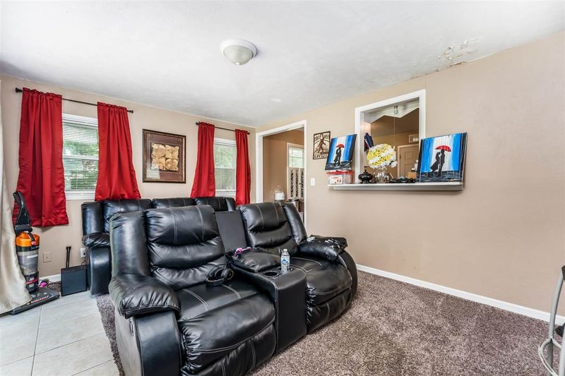 2933 E Evans St, Wichita, KS 67216-2523