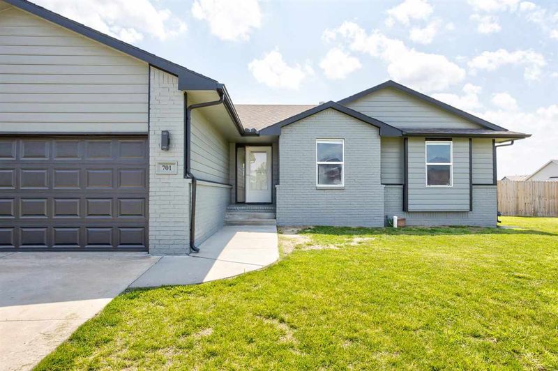 701 S Longbranch Dr, Maize, KS 67101
