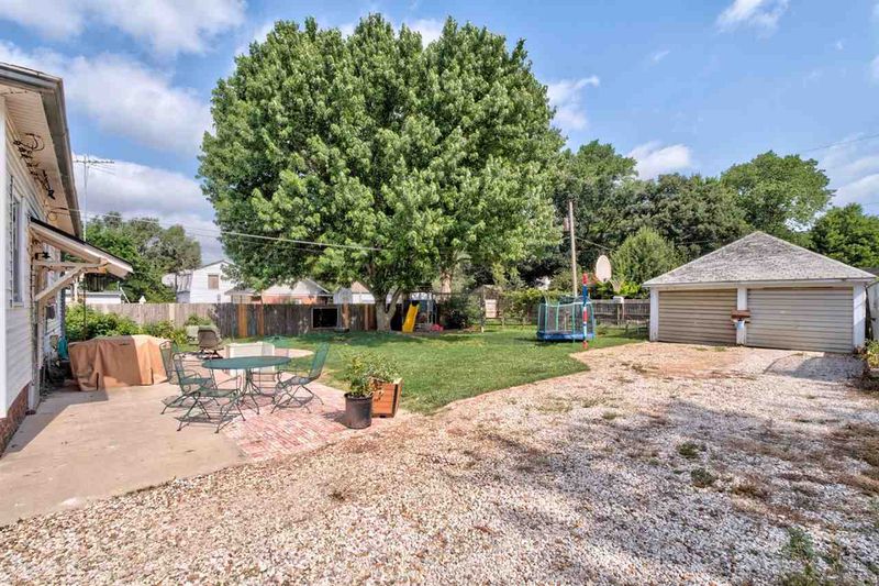 318 E 2nd St, Newton, KS 67114
