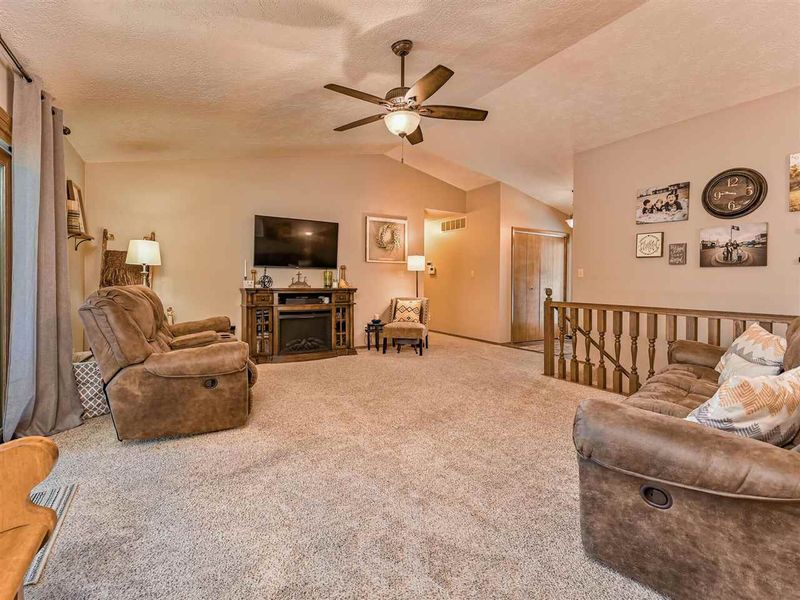 316 Dover Dr, Valley Center, KS 67147
