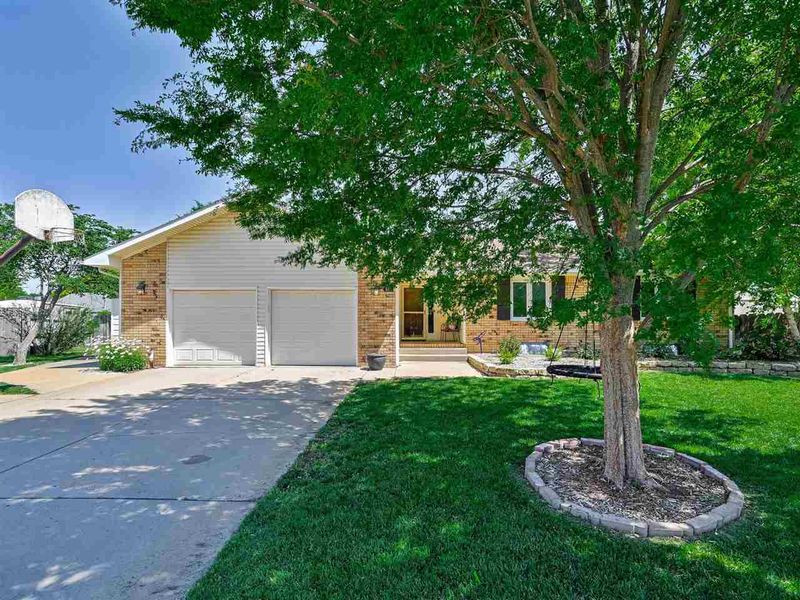 316 Dover Dr, Valley Center, KS 67147