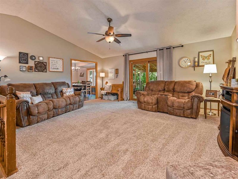 316 Dover Dr, Valley Center, KS 67147
