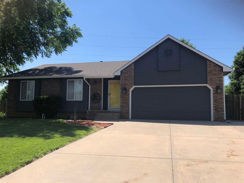 110 E Creekstone St, Mulvane, KS 67110