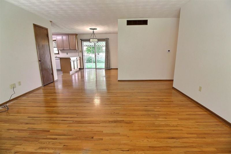 823 E English Ct, Derby, KS 67037