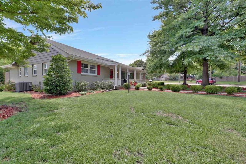 8201 E Willowbrook, Wichita, KS 67207