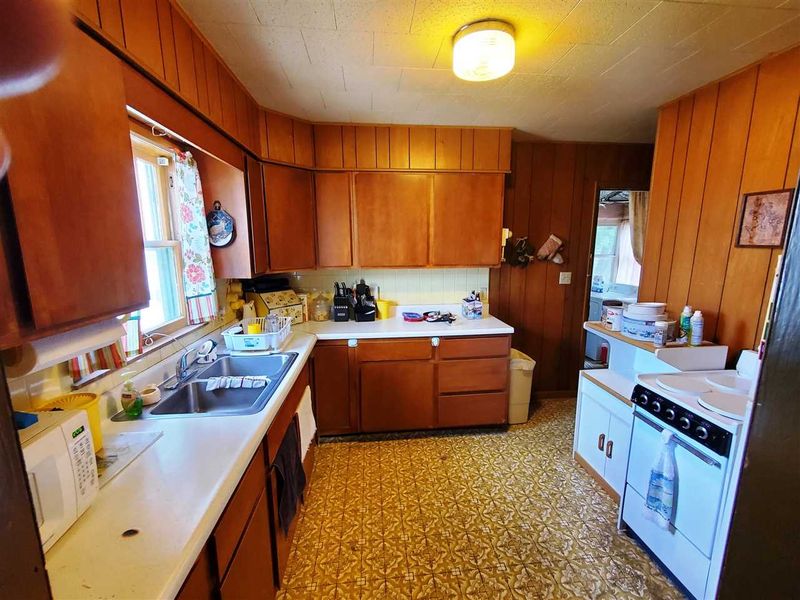 406 E 8th St, Newton, KS 67114